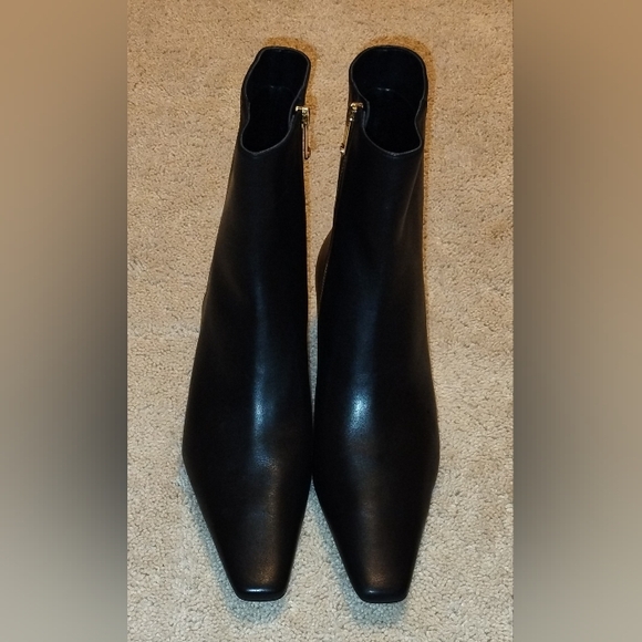 Michael Kors Women's Cosmo Black Leather Kitten Heel Booties 10M. New With Box - Picture 1 of 7